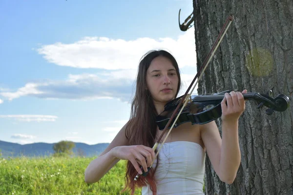 Egy Lány Fehér Ruhában Fekete Hegedűvel — Stock Fotó