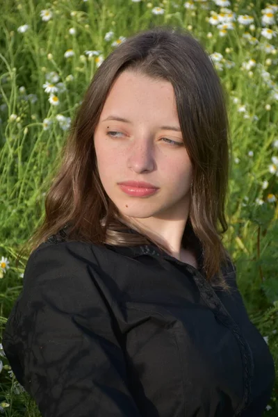 Ein Mädchen Schwarzen Kleid Sitzt Gras — Stockfoto