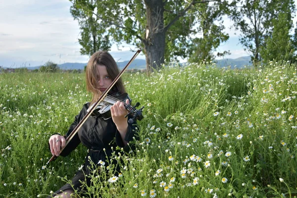 Egy Fekete Ruhás Lány Fekete Hegedűvel — Stock Fotó