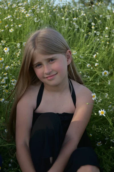 Genç Sarışın Bir Kızın Güzel Portresi — Stok fotoğraf