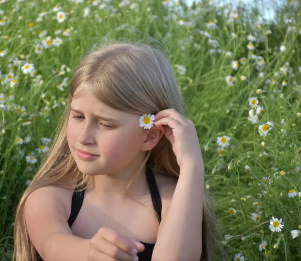 Mooi Portret Van Een Jong Blond Meisje — Stockfoto