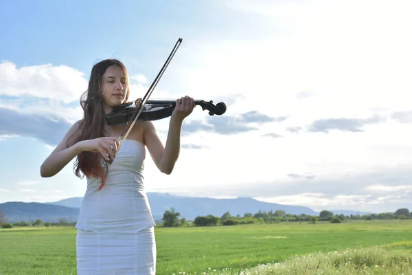 Uma Menina Vestido Branco Com Violino Preto — Fotografia de Stock