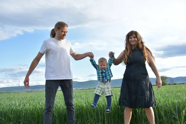 Mama Papa Een Kind Een Landschap — Stockfoto