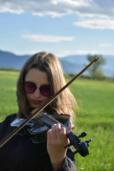 Una Ragazza Abito Nero Con Violino Nero — Foto Stock