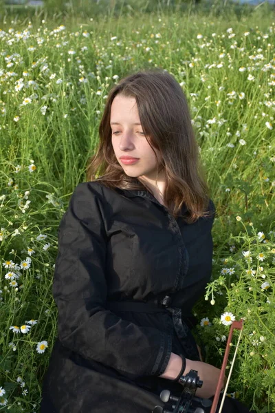 Une Fille Dans Une Robe Noire Avec Violon Noir — Photo