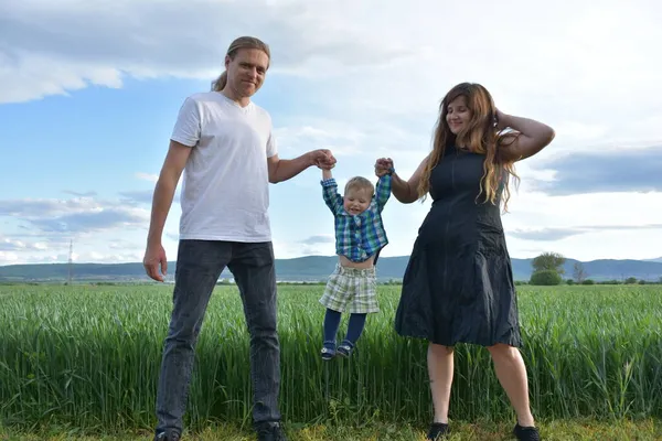 Mama Papa Een Kind Een Landschap — Stockfoto