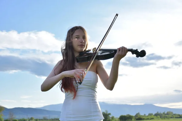 Una Ragazza Vestita Bianco Con Violino Nero — Foto Stock