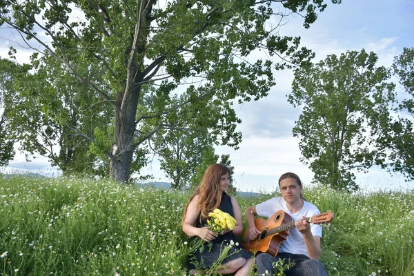 Bir kadın ve gitarlı bir adam.,