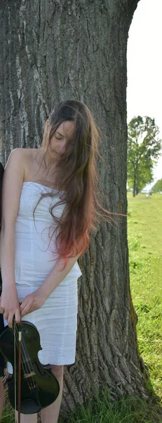 Ein Mädchen Weißen Kleid Mit Schwarzer Geige — Stockfoto