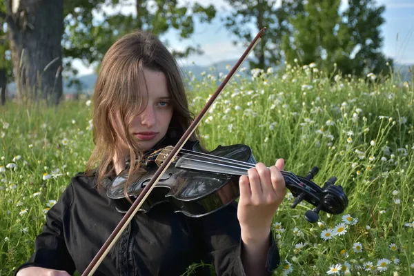 Una Ragazza Abito Nero Con Violino Nero — Foto Stock