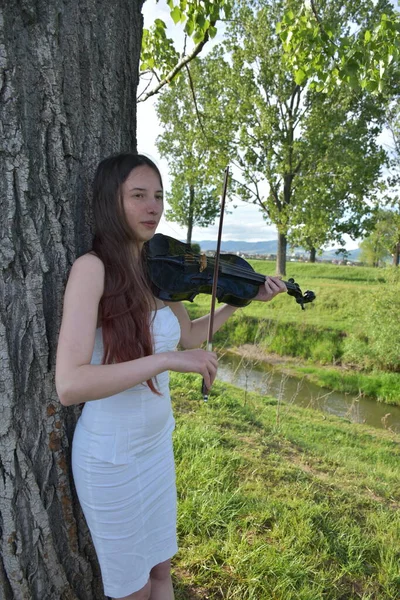 穿着白衣 拿着黑小提琴的女孩 — 图库照片