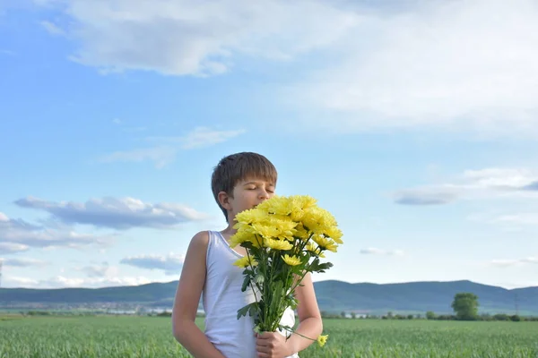 Jongen Met Een Boeket Van Gele Chrysonhemums — Stockfoto