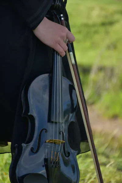 Черная Скрипка Лук Руке — стоковое фото
