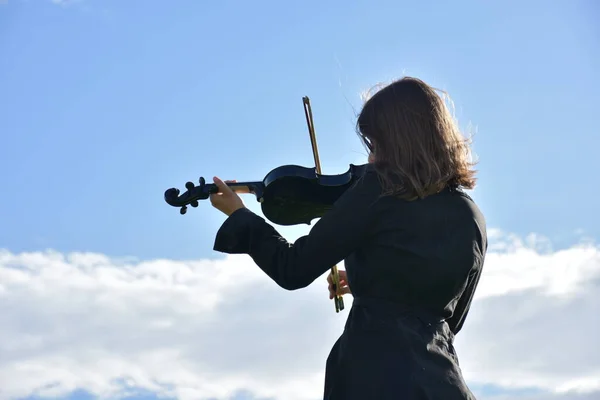Дівчина Чорній Сукні Чорною Скрипкою — стокове фото