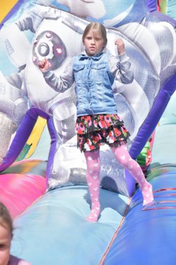 Çocuklar şişme kalede oynuyorlar.,