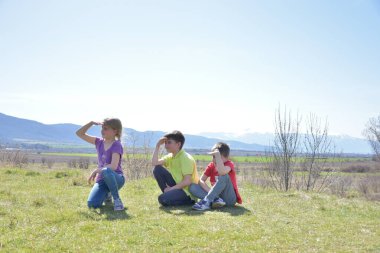 Manzaranın arka planındaki çocuklar