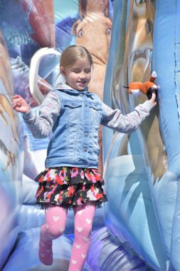 Çocuklar şişme kalede oynuyorlar.,