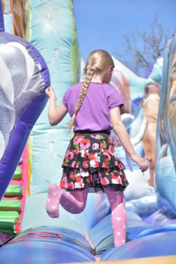 Çocuklar şişme kalede oynuyorlar.,