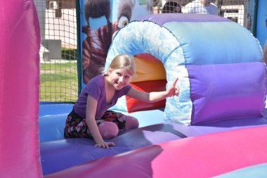 Çocuklar şişme kalede oynuyorlar.,