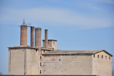 Şehirdeki eski tuğla bina.