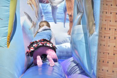 Çocuklar şişme kalede oynuyorlar.,