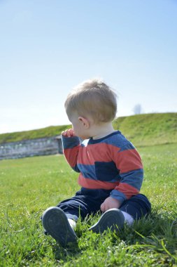 Doğanın arka planında küçük bir bebek,