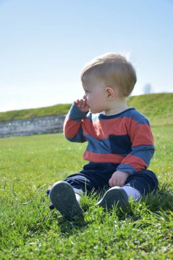 Doğanın arka planında küçük bir bebek,