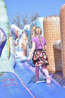 Çocuklar şişme kalede oynuyorlar.,