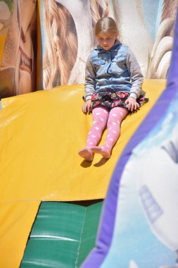 Çocuklar şişme kalede oynuyorlar.,