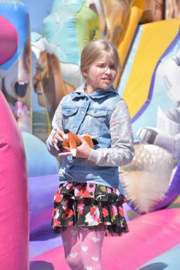 Çocuklar şişme kalede oynuyorlar.,