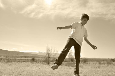 Manzaranın arka planındaki çocuklar