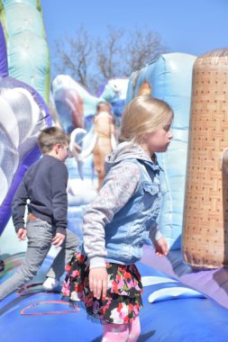 Çocuklar şişme kalede oynuyorlar.,