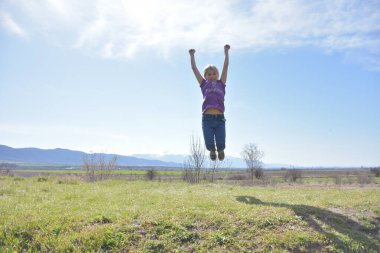 Manzaranın arka planındaki çocuklar