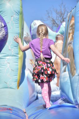 Çocuklar şişme kalede oynuyorlar.,