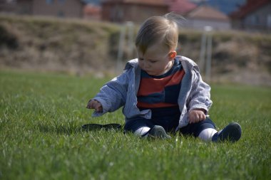 Doğanın arka planında küçük bir bebek,