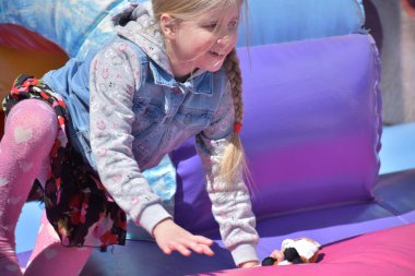 Çocuklar şişme kalede oynuyorlar.,