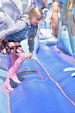 Çocuklar şişme kalede oynuyorlar.,