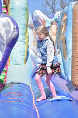 Çocuklar şişme kalede oynuyorlar.,