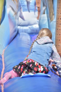 Çocuklar şişme kalede oynuyorlar.,