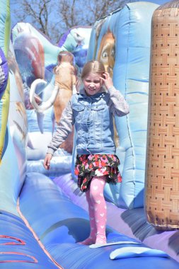 Çocuklar şişme kalede oynuyorlar.,