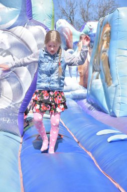 Çocuklar şişme kalede oynuyorlar.,