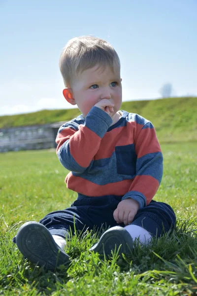 Kleines Baby Auf Dem Hintergrund Der Natur — Stockfoto