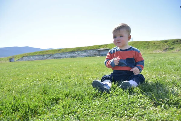 Pequeno Bebê Fundo Natureza — Fotografia de Stock