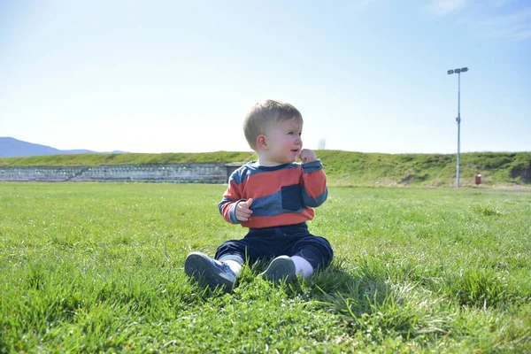 Pequeno Bebê Fundo Natureza — Fotografia de Stock