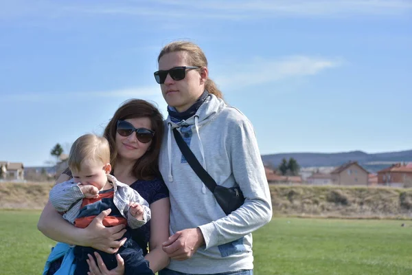 Foto Famiglia Sullo Sfondo Del Paesaggio — Foto Stock