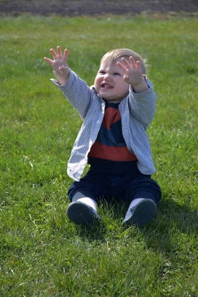 Das Kind Sitzt Gras — Stockfoto