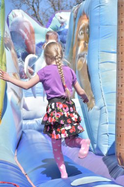 Çocuklar şişme kalede oynuyorlar.,