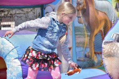 Çocuklar şişme kalede oynuyorlar.,