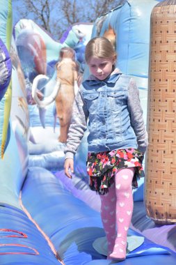 Çocuklar şişme kalede oynuyorlar.,