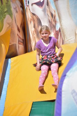 Çocuklar şişme kalede oynuyorlar.,